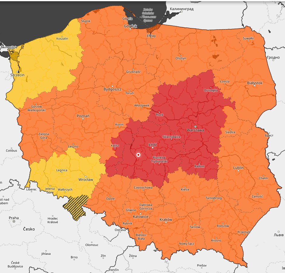 Mapa Polski z zagrożeniami burzowymi w dniu 14 i 15 licpa 2021 roku z oznaczeniem Powiatu Zduńskowolskiego